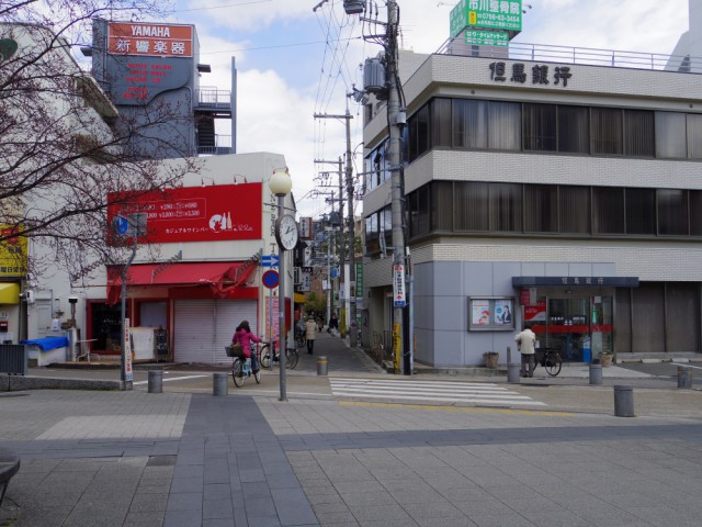 新響楽器と但馬銀行のあいだの細い道