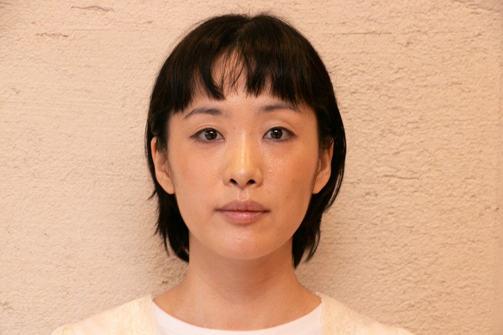 顔の施術前の写真と施術後の写真